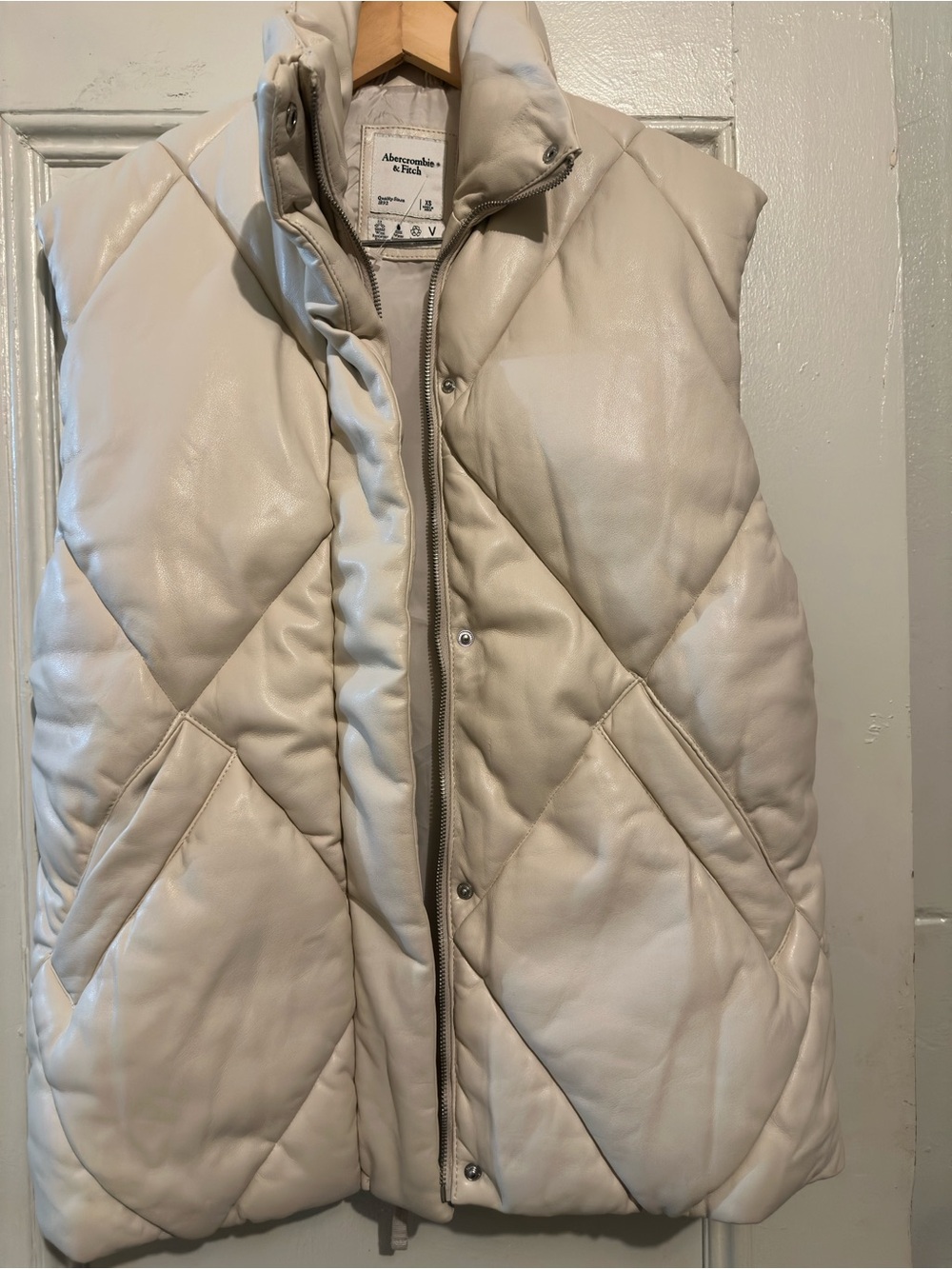 Abercrombie & Fitch Women's Cream Quilted Faux Leather Puffer Vest. Size XS.